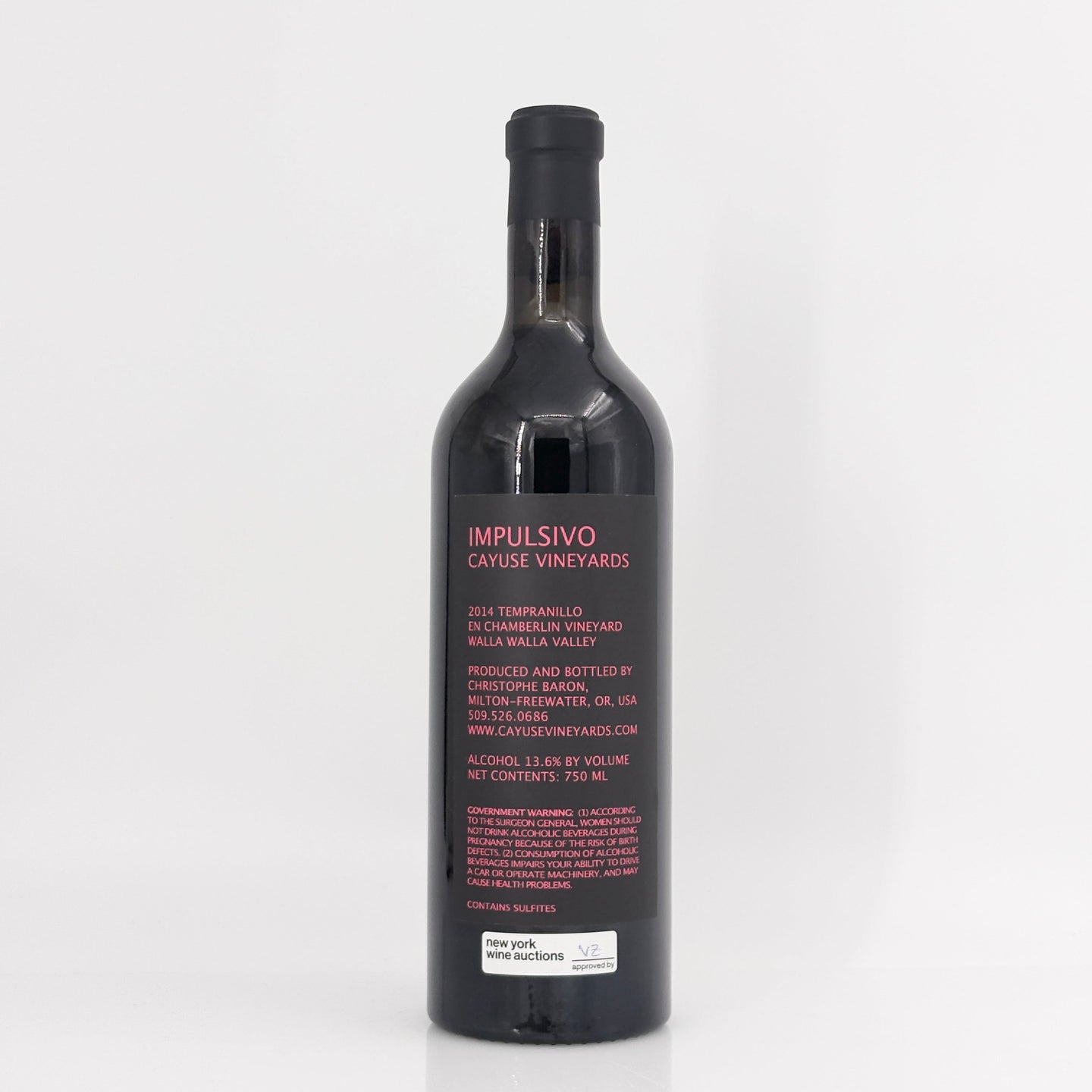 Wine bottle with 'Impulsivo' label on a white background