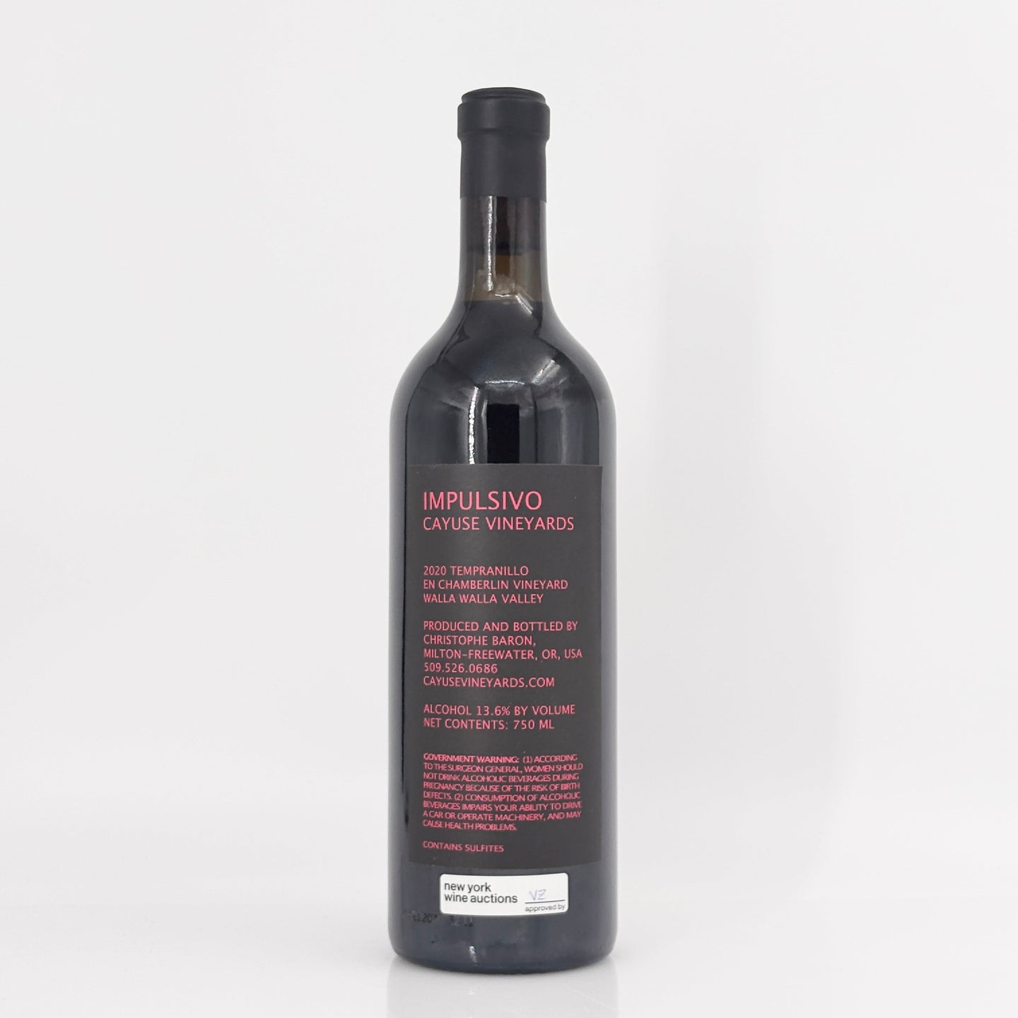Wine bottle with 'Impulsivo' label on a white background