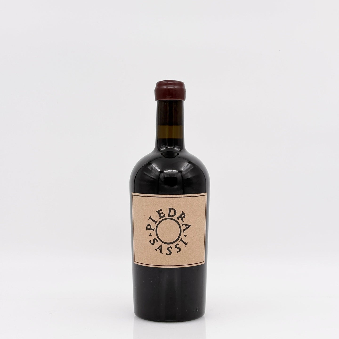 Wine bottle of syrah with a white background