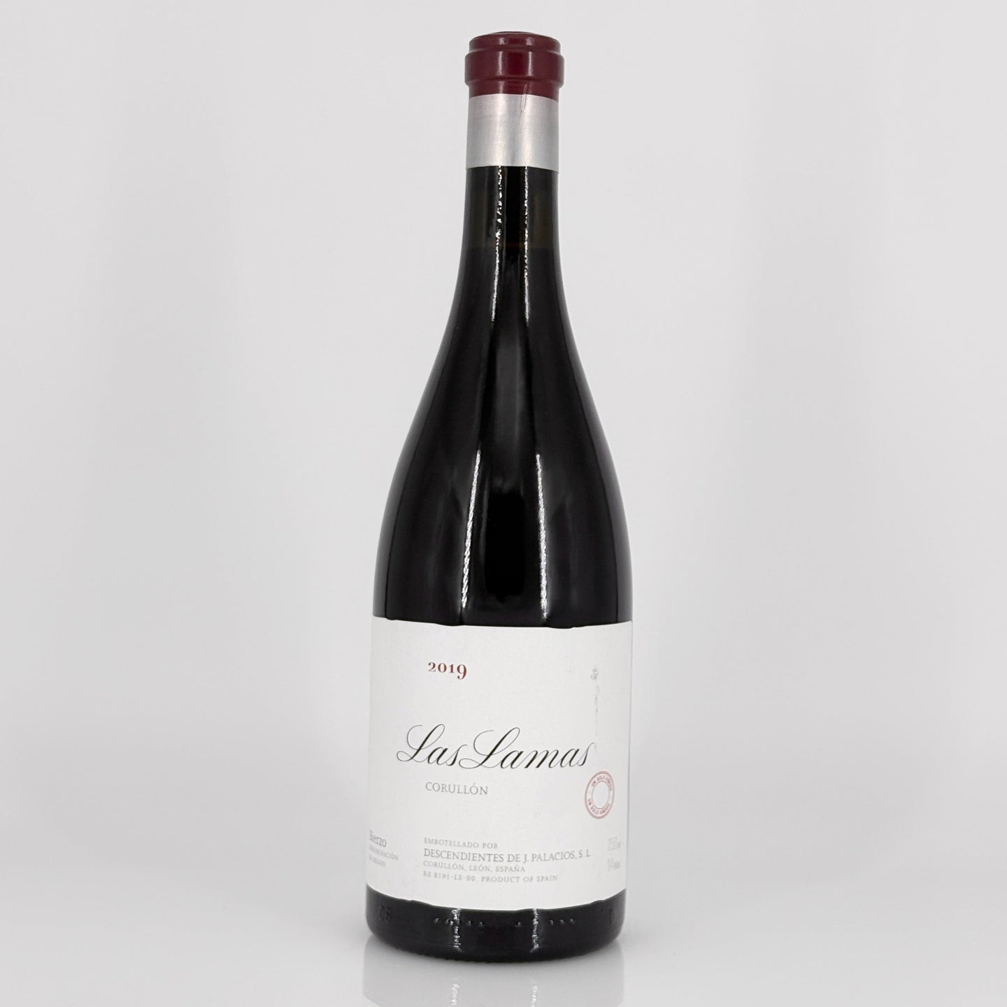 Wine bottle with 'Las Lamas' label on a white background