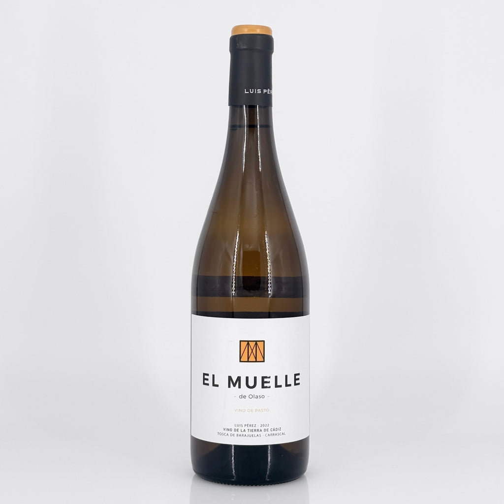 Wine bottle labeled 'El Muelle' on a white background