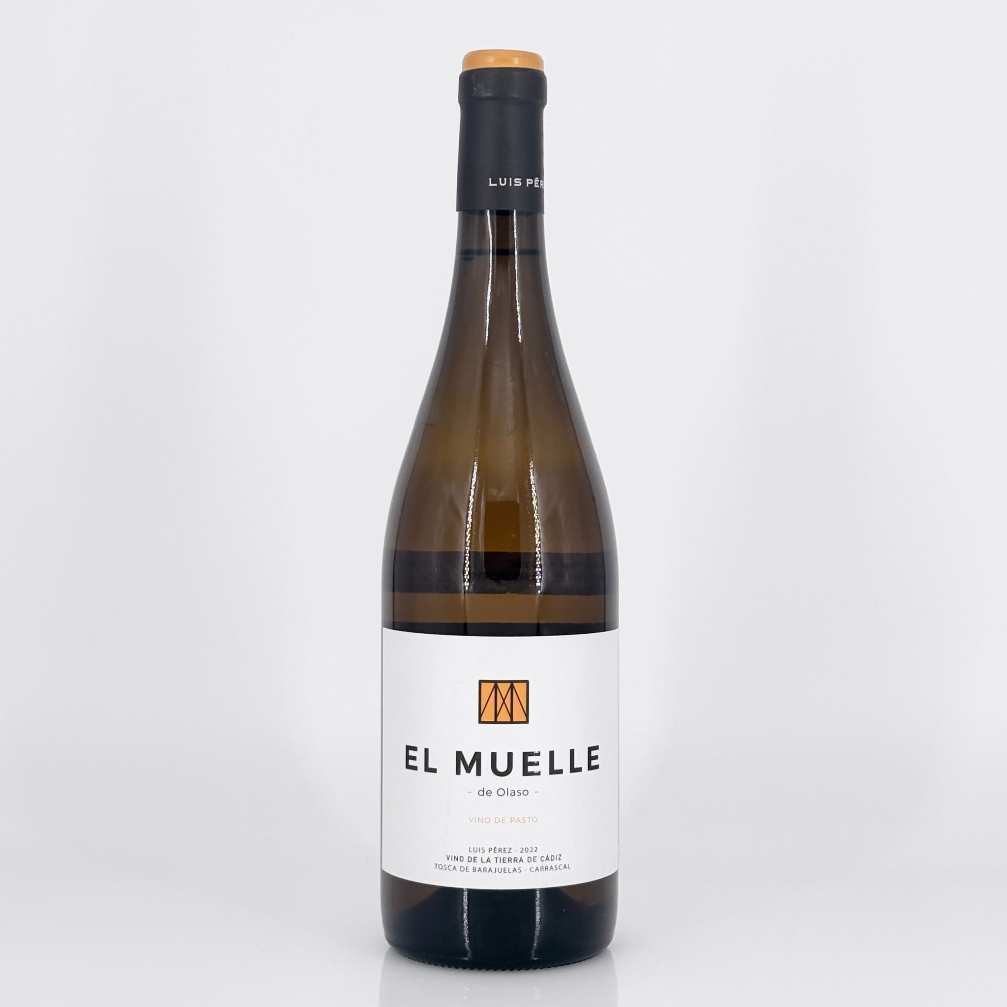Wine bottle labeled 'El Muelle' on a white background